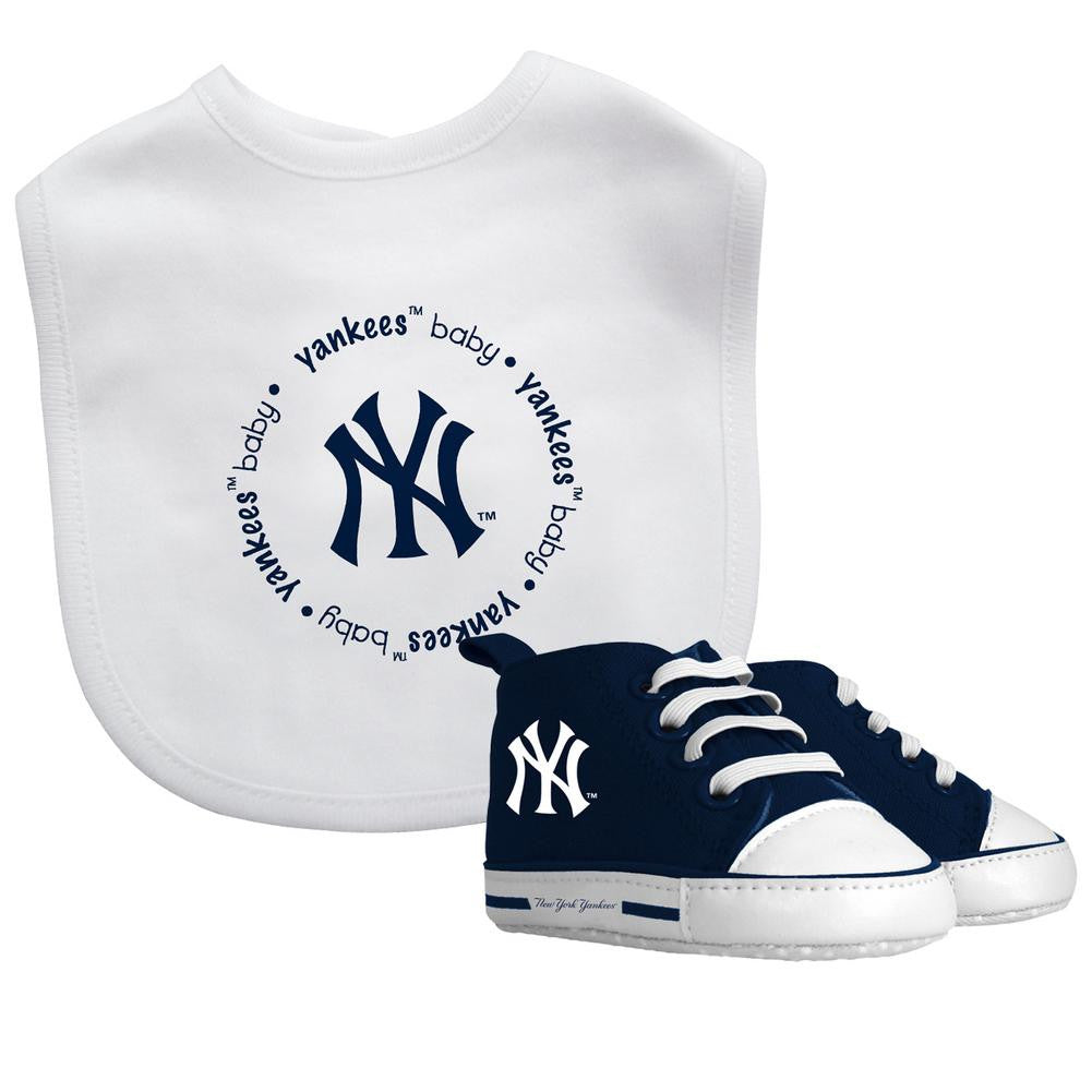 Baby Fanatic New York Yankees Bib and Pre Walkers Set